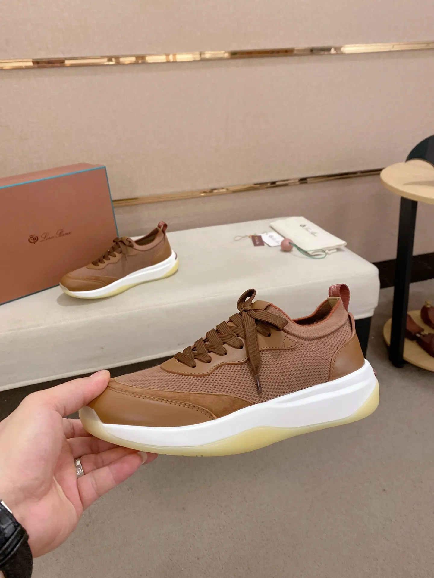 Men's shoes💰: 540💰🔥𝐥𝐨𝐫𝐨 𝐏𝐢𝐚𝐧𝐚 lp classic loafers, an Italian treasure brand, the only brand that can match Hermès! Only after wearing it do we realize that we can’t live up to our feet. The upper is made of imported first-layer cowhide with breathable fly-knit fabric, water-dyed cowhide foot pads, and the official original glass rubber outsole and pendant. Exclusive original packaging (tag ➕ brand paper ➕ outer box ➕ hand bag) code number: 38-44. Can be customized 45-46